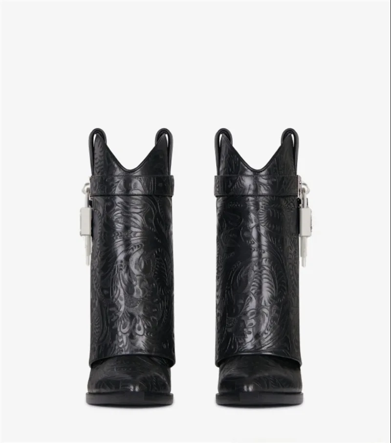 Остроносые кожаные ботинки среднего размера с рельефным тиснением