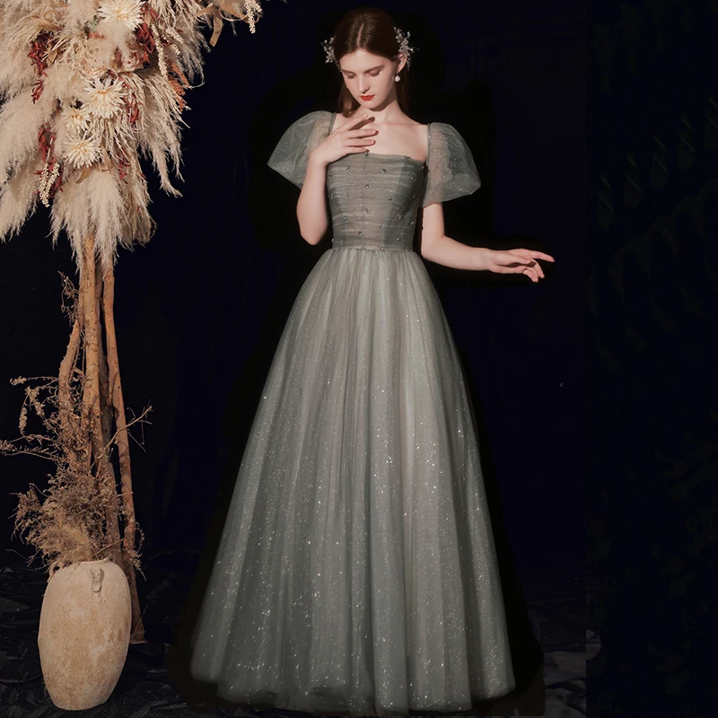 Простое платье для выпускного вечера с бисером и короткими пышными рукавами по