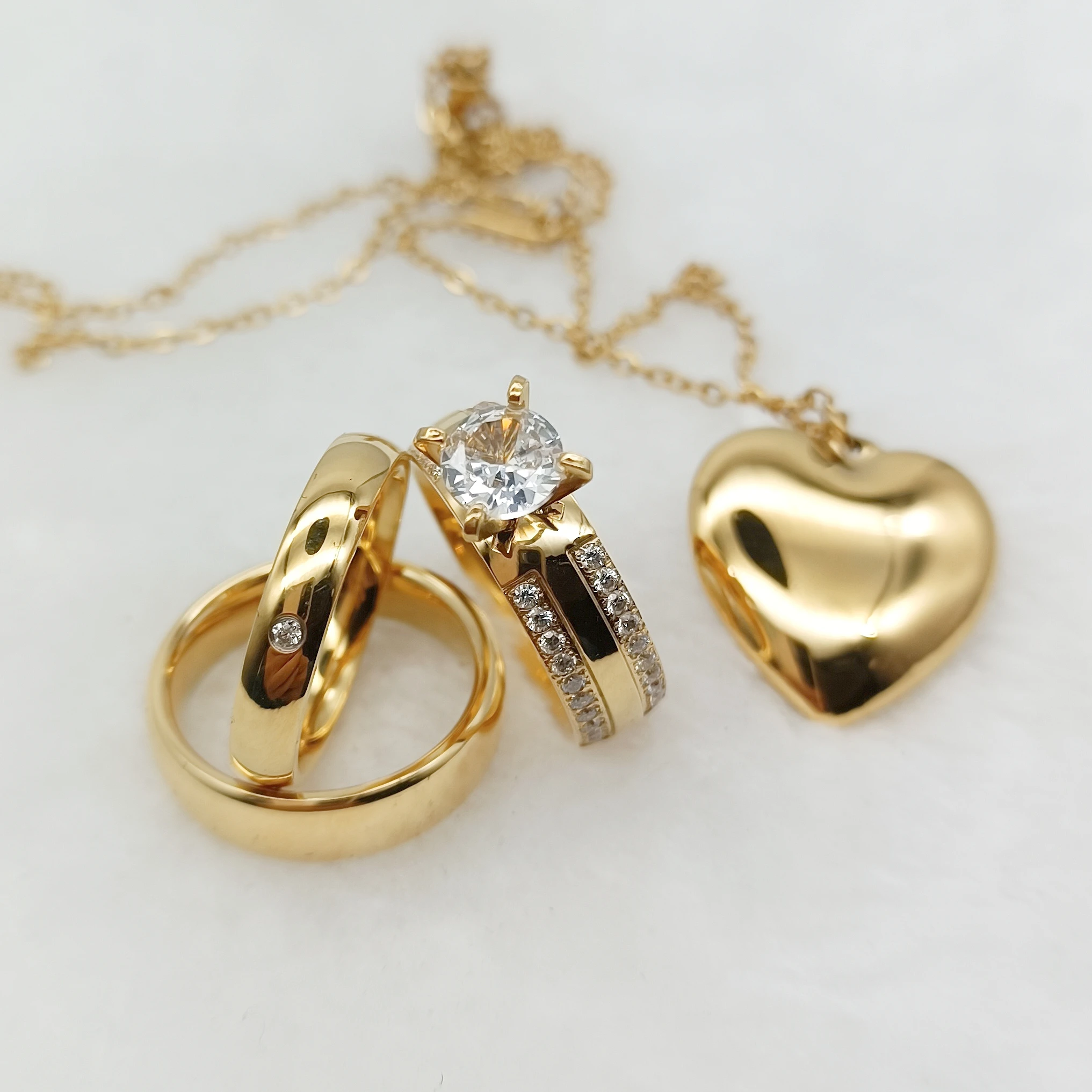 Кольцо с фианитом и бриллиантами 22 к