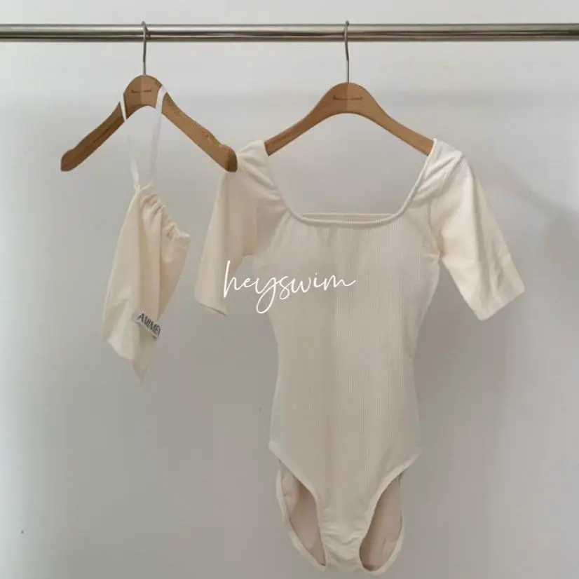 Новинка 2024 простой слитный купальник с полурукавами и открытой спиной в стиле