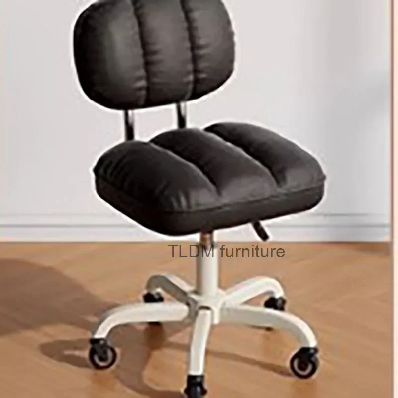 Удобный поворотный офисный стул бежевые колеса скользящие домашние розовые