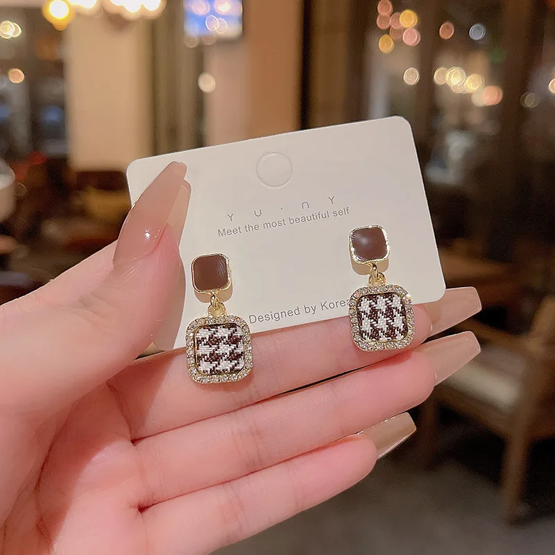 

Light luxury niche simple geometric earrings autumn and winter houndstooth stud earrings