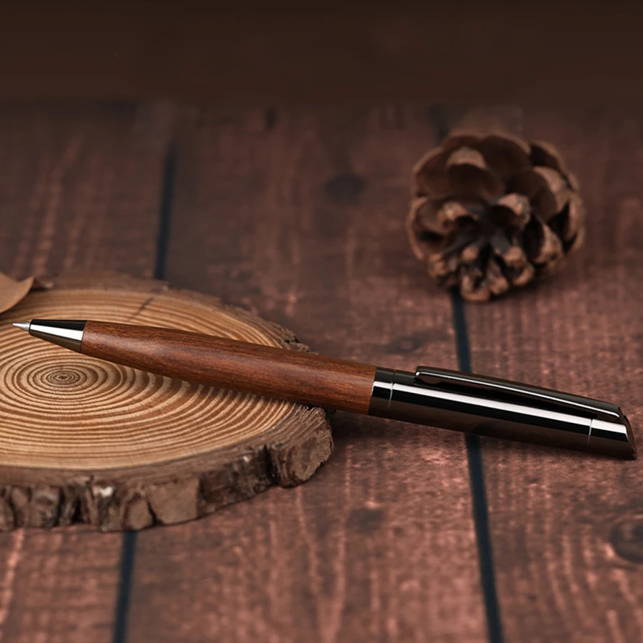 Шариковая ручка в деловом стиле