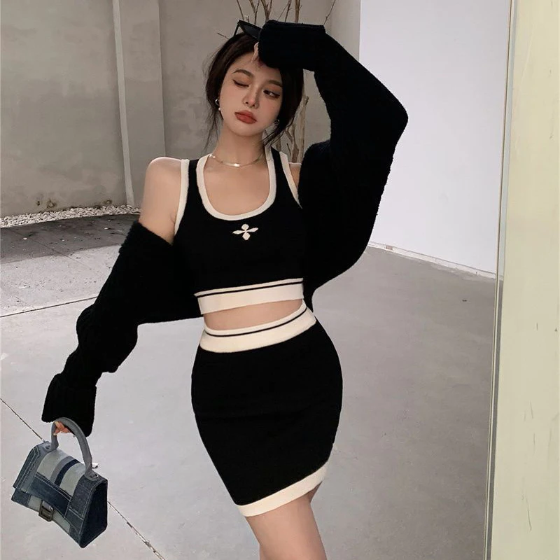 Женский трикотажный костюм с контрастной юбкой и лямкой на шее