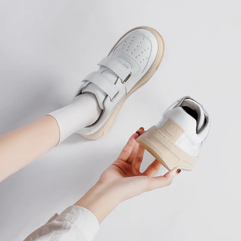 Женские кожаные туфли на липучке маленькие белые с круглым носком отверстиями