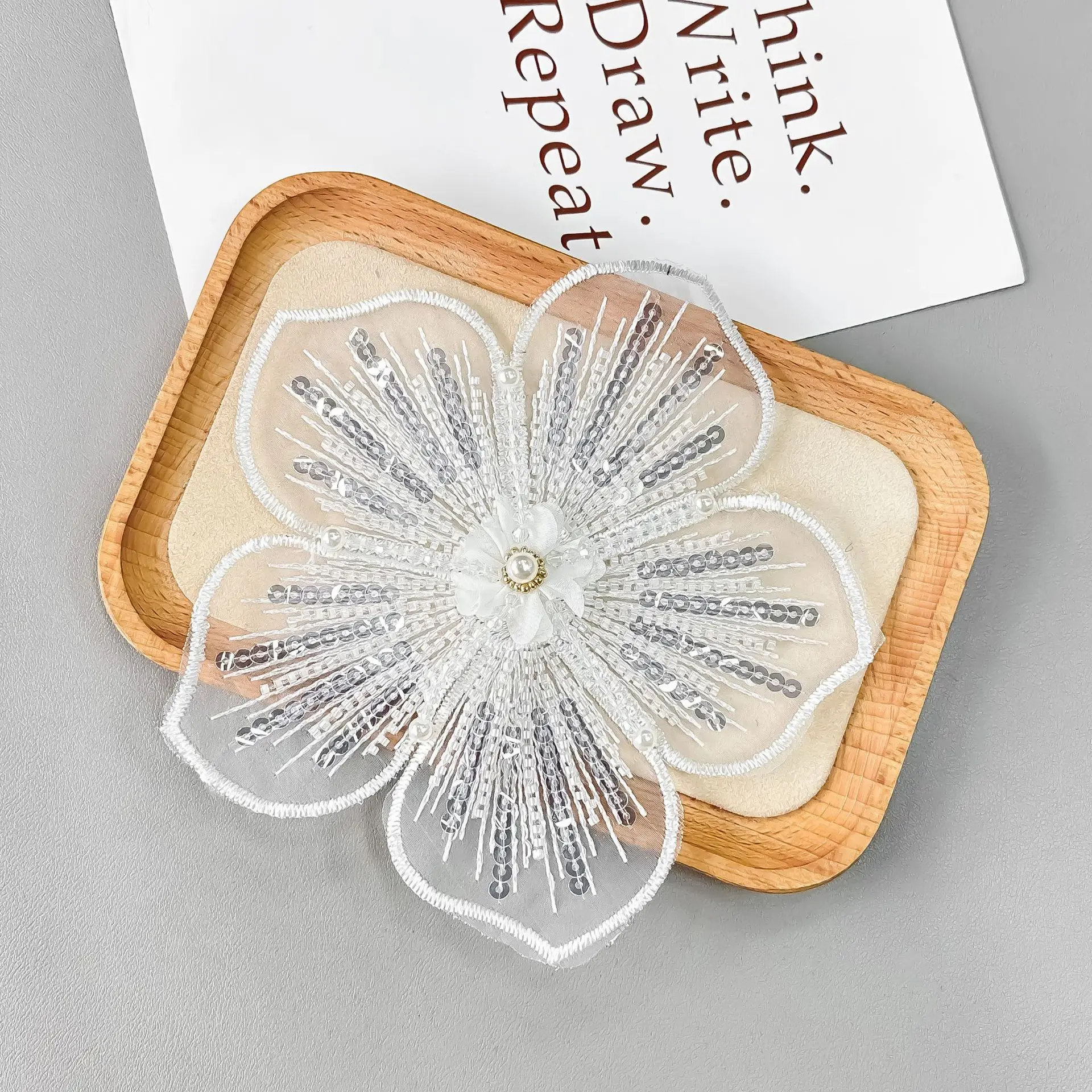 2 шт. белые нашивки с блестками и бусинами