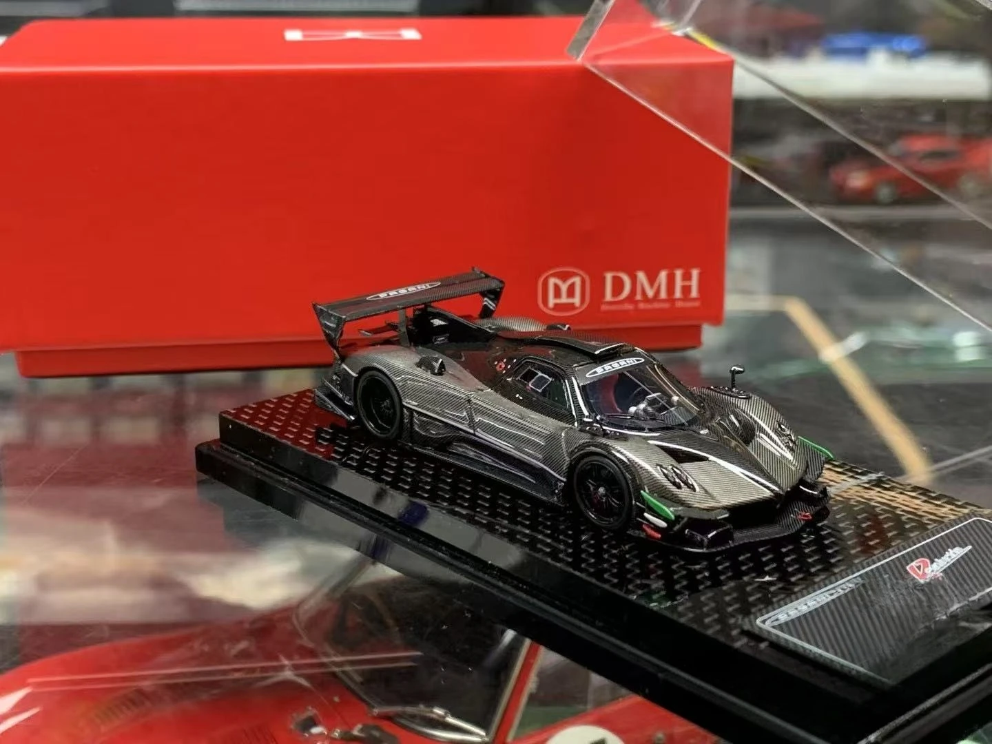 Фото 1:64,DMH Pagani zonda r Grey Carbon Limited Edition, новая на складе, смоляная статическая миниатюрная модель моделирования автомобиля. №3