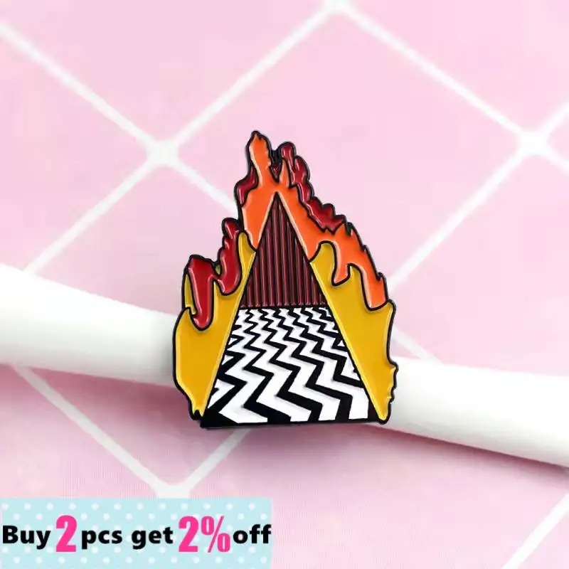 Оптовая продажа эмалированная булавка Lynch в стиле Twin Peak Badge красная брошь для штор