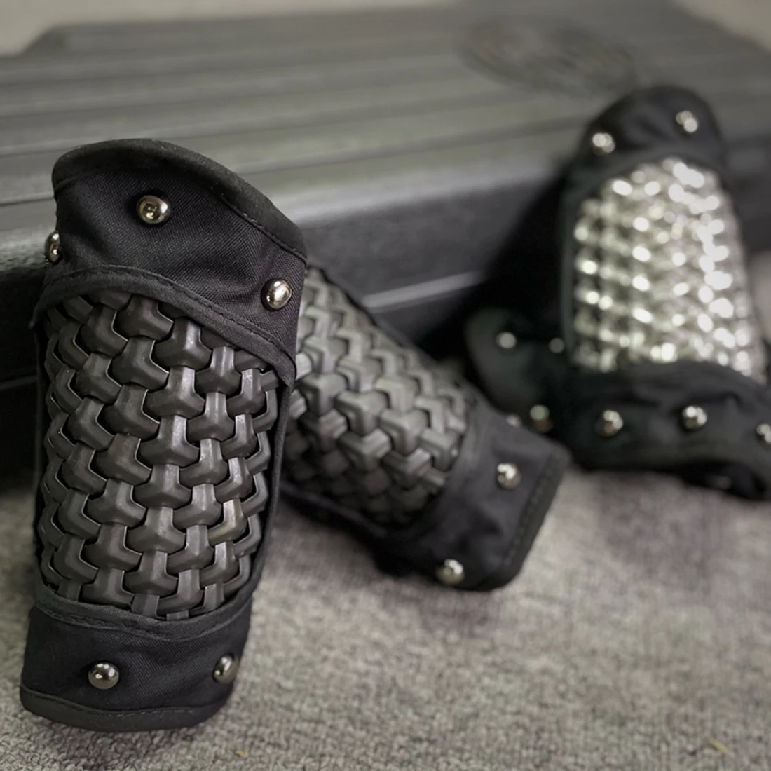 

1Pair Chinese Style Tactical Protector Arm Guards Bracers Armor Wrist Guard Protection Support Tactics Accessorie - Black Silver