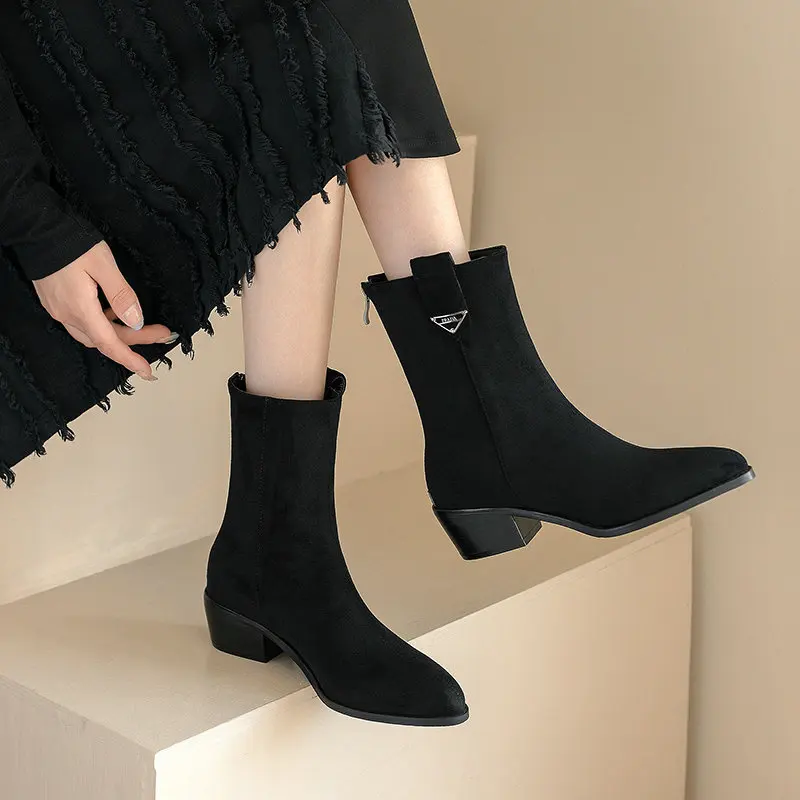 Ботинки женские из мягкой искусственной замши с острым носком без застежки на