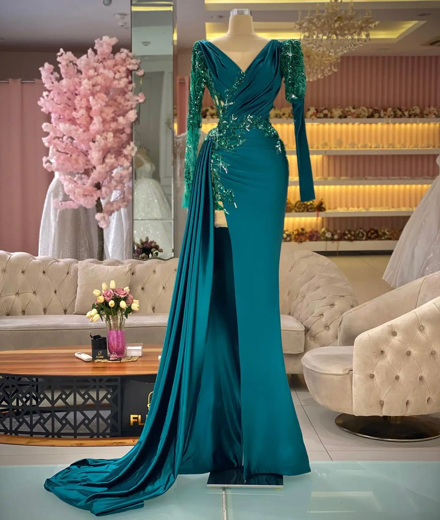 

Женское атласное платье с длинным рукавом, блестящее платье с бисером и V-образным вырезом, вечернее платье с разрезом, официальное платье для выпускного вечера