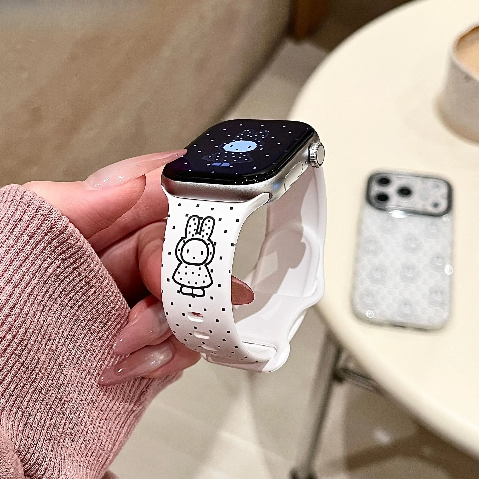 Фото Модный силиконовый ремешок Kawaii Pixel Art Miffy белого цвета для часов, совместимый с IWatch S11 S10 S9, приятный для кожи, повседневный аксессуар для часов №1