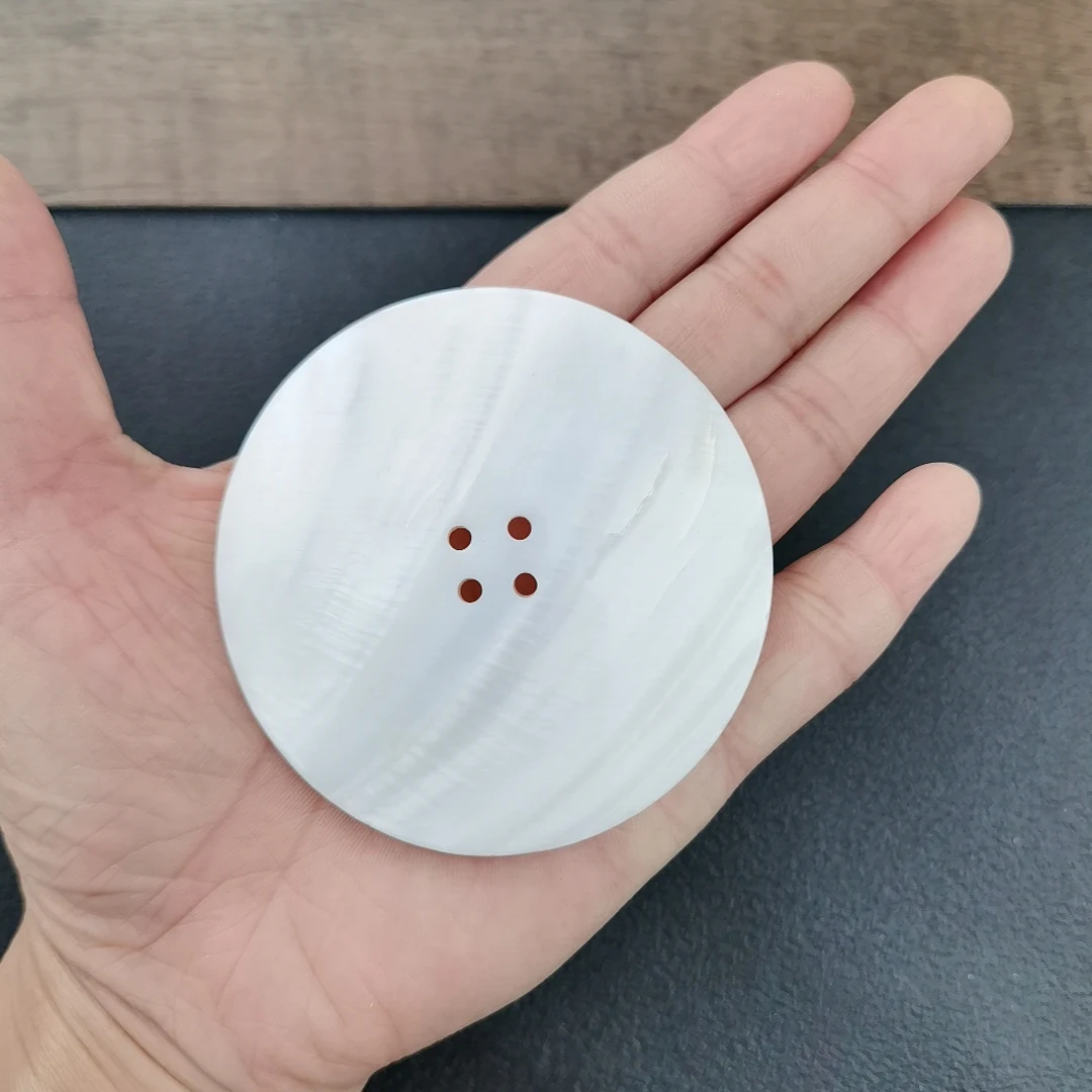 Швабра с перламутром круглая из натуральной ракушки белая 2 и 4 отверстиями