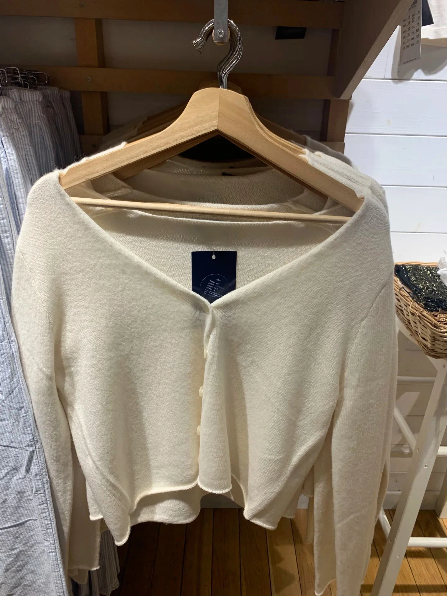 Вязаный кардиган с ажурным подолом бежевый однобортный хлопковый укороченный