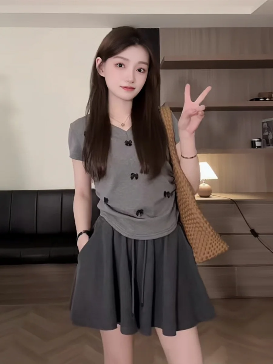 Женская футболка с V-образным вырезом коротким рукавом и трехмерным бантом