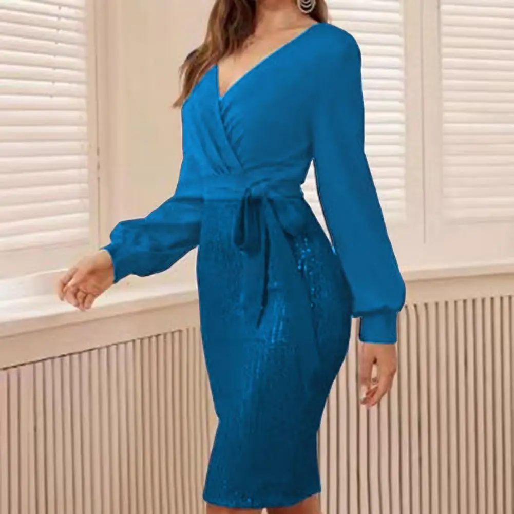 

Женское облегающее платье с блестками и глубоким V-образным вырезом