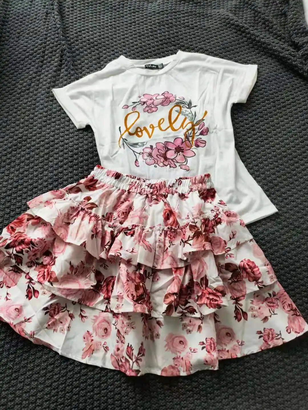 Летний женский костюм из футболки с коротким рукавом и юбки многослойными