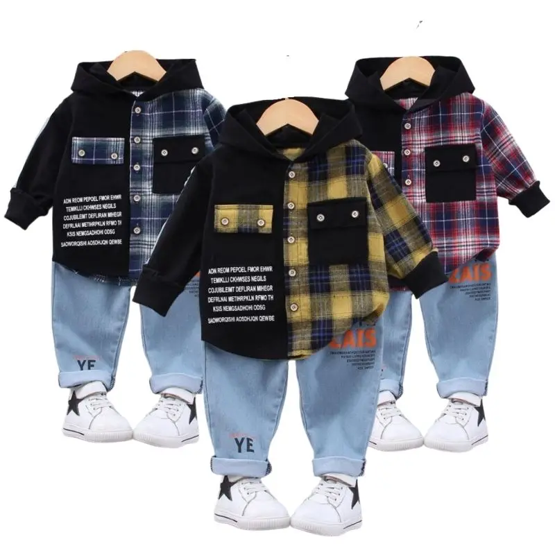 Спортивный костюм для малышей из футболки с капюшоном и джинсов |