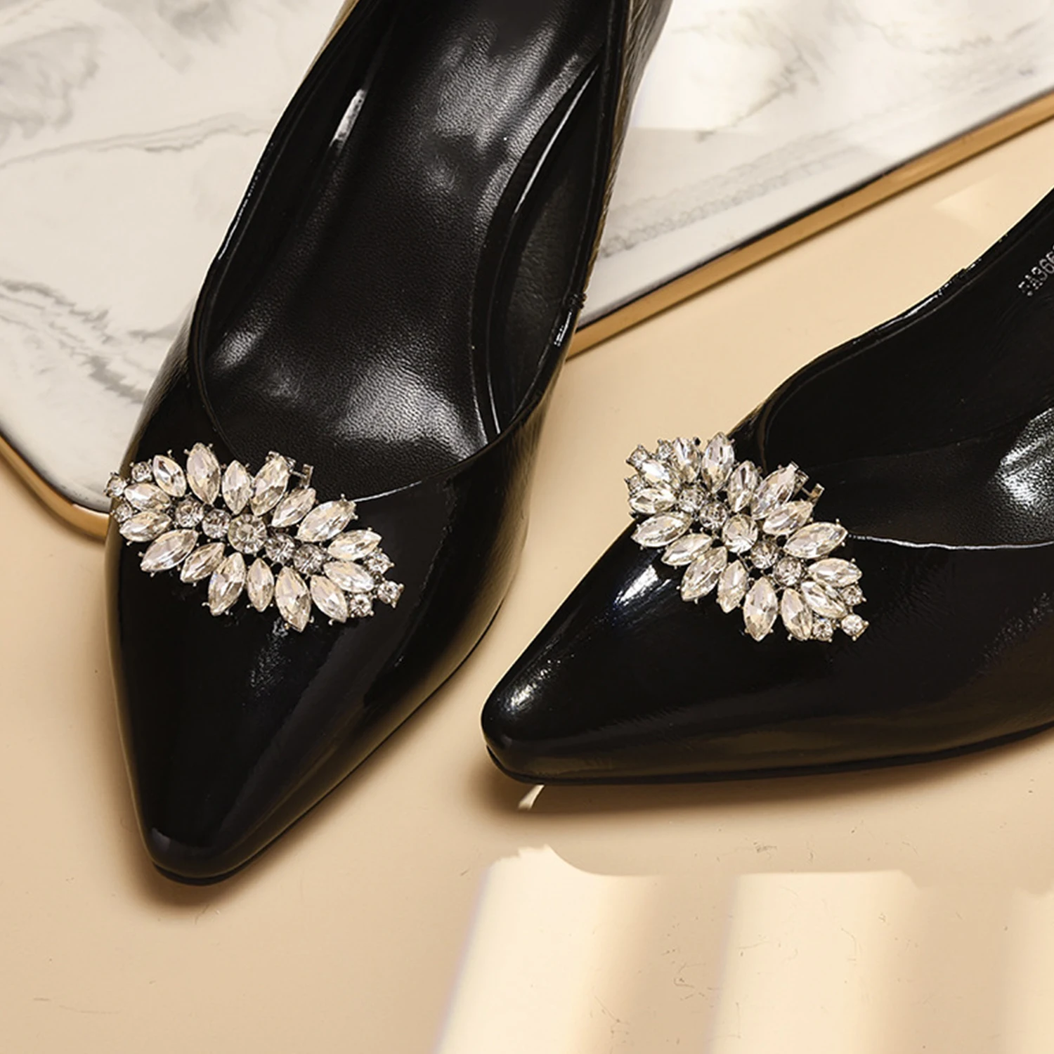 

1Pc Shiny Crystal Shoes Clips Women High Heel Wedding Bride Shoes Rhinestone Charm Buckle Decoration Jewelry Shoes Accessories