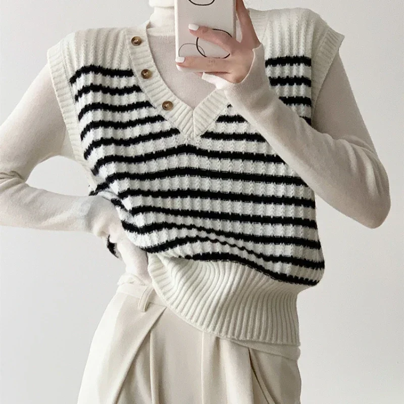 Короткий жилет в полоску женский укороченный зимний свитер на пуговицах черные
