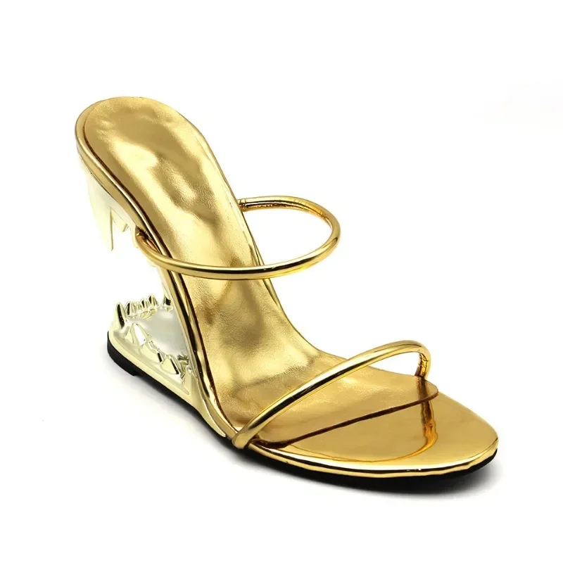 Женские лаконичные босоножки на высоком каблуке в форме тигрового зуба