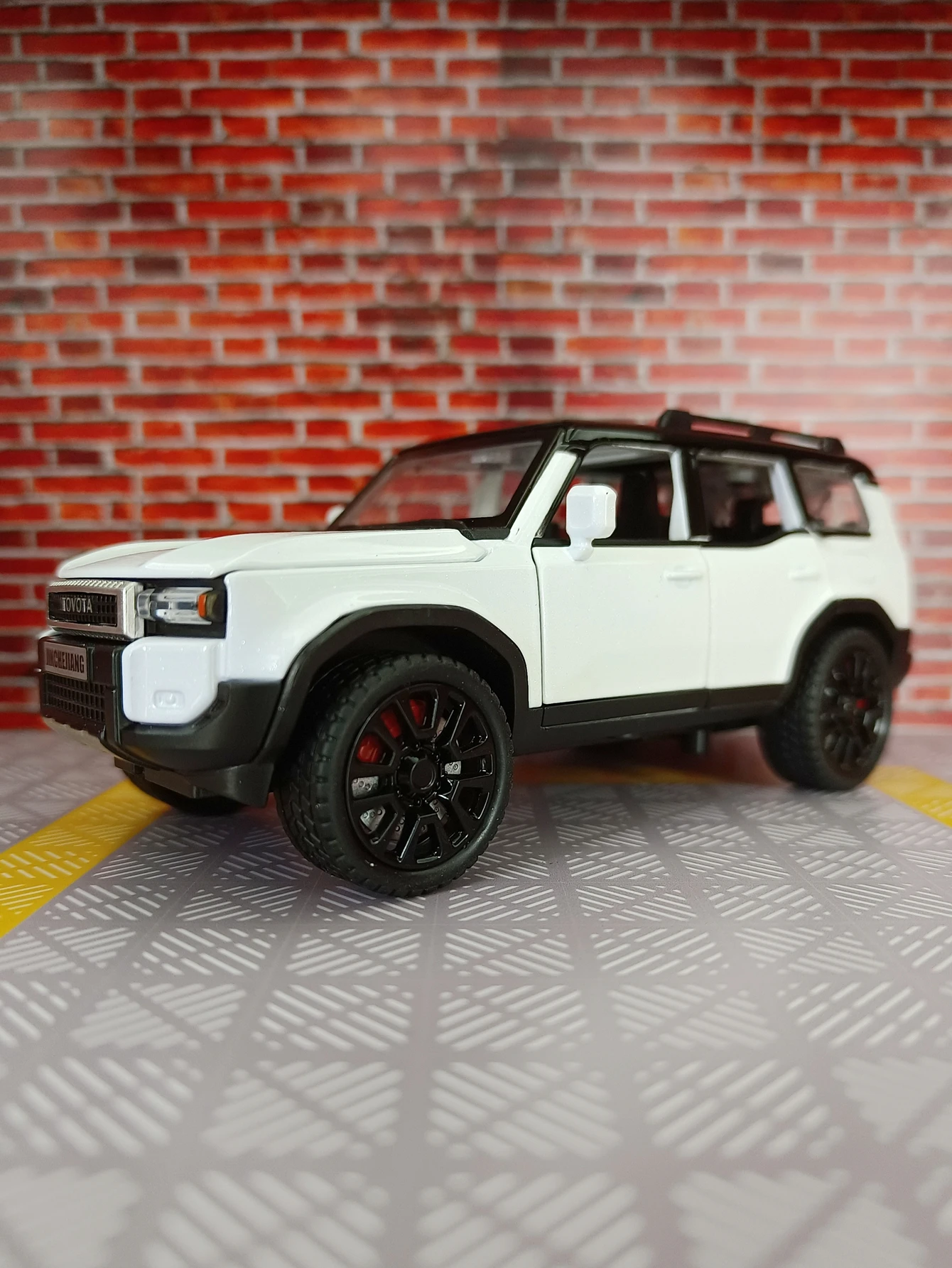 Модель автомобиля Toyota Land Cruiser 1/32 из сплава литая металлическая модель