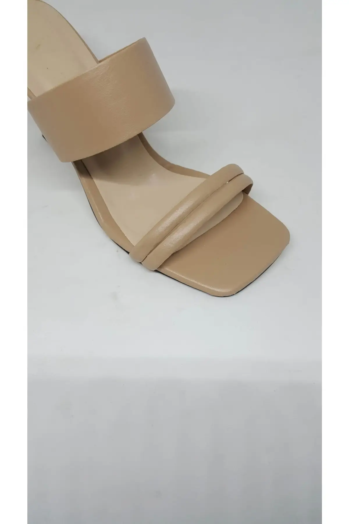 

Women banded reel heel slippers