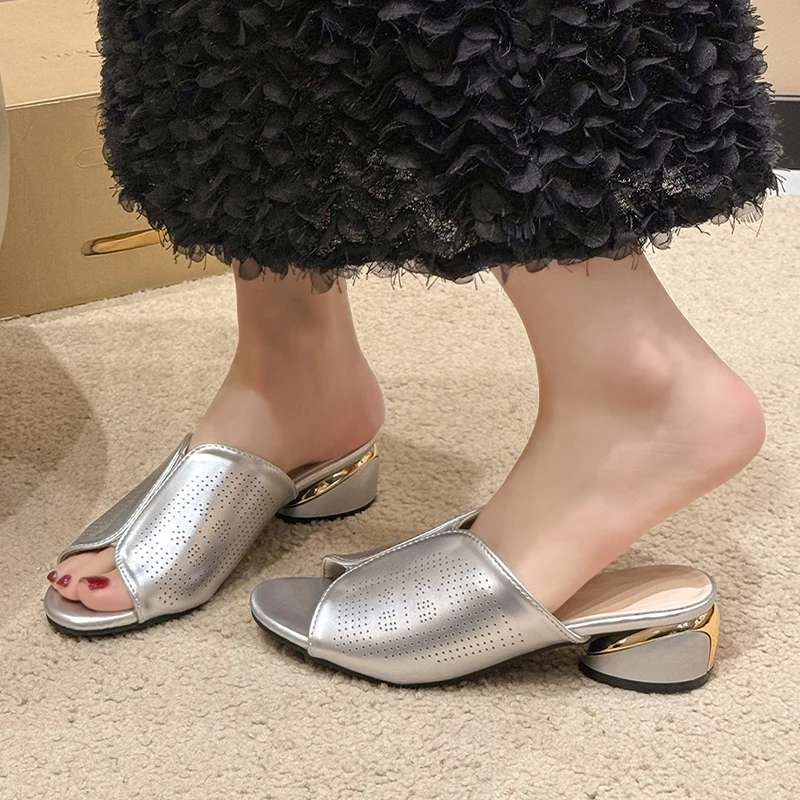 Женские шлепанцы на квадратном каблуке