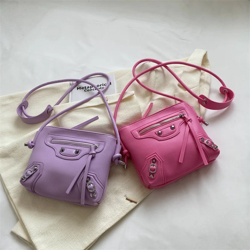 

Новинка 2023, маленькая квадратная мотоциклетная сумка в стиле панк, модная женская сумка из мягкой кожи, сумка через плечо