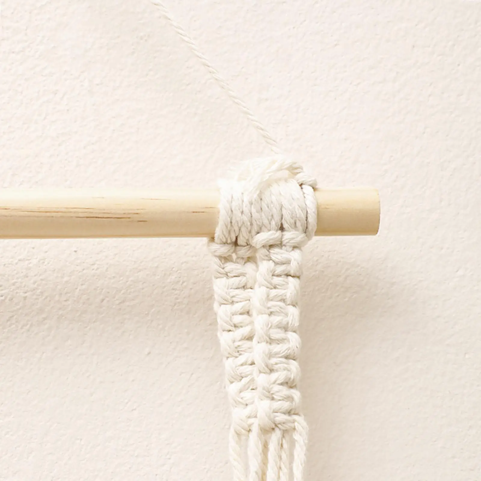 Настенная вешалка для растений в стиле макраме