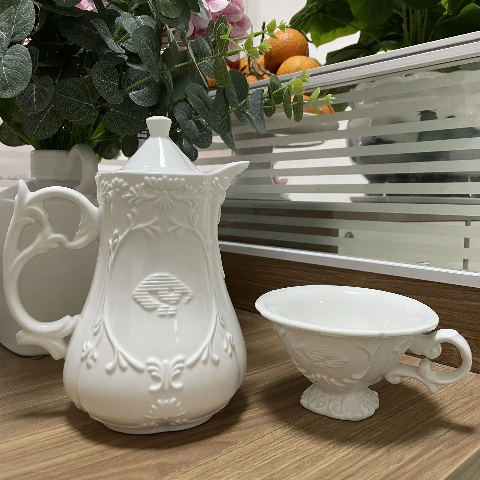 Итальянский дизайнерский стеклянный чайник из белого фарфора с тиснением