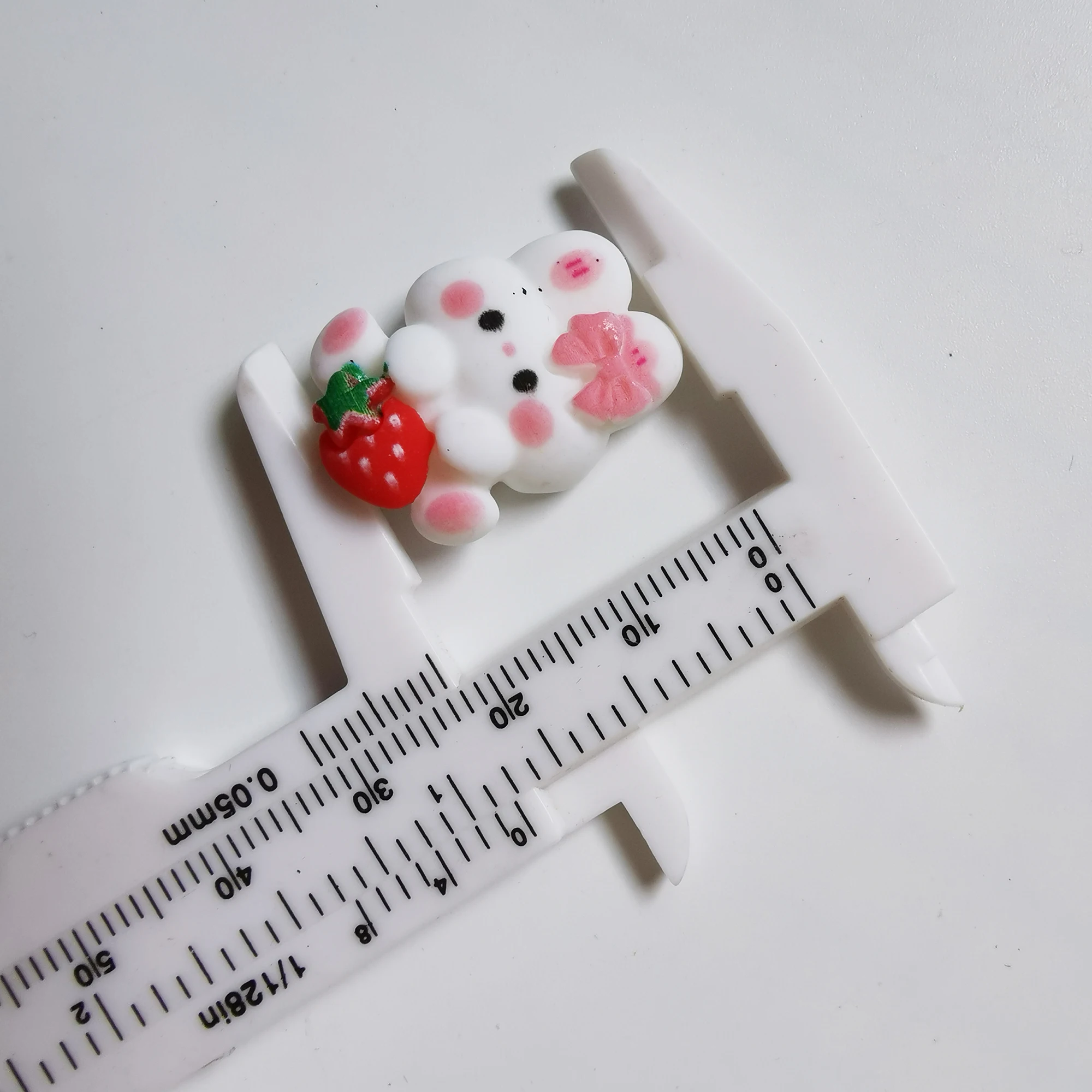 100-500 шт. женские акриловые украшения в виде клубники 16-23 мм