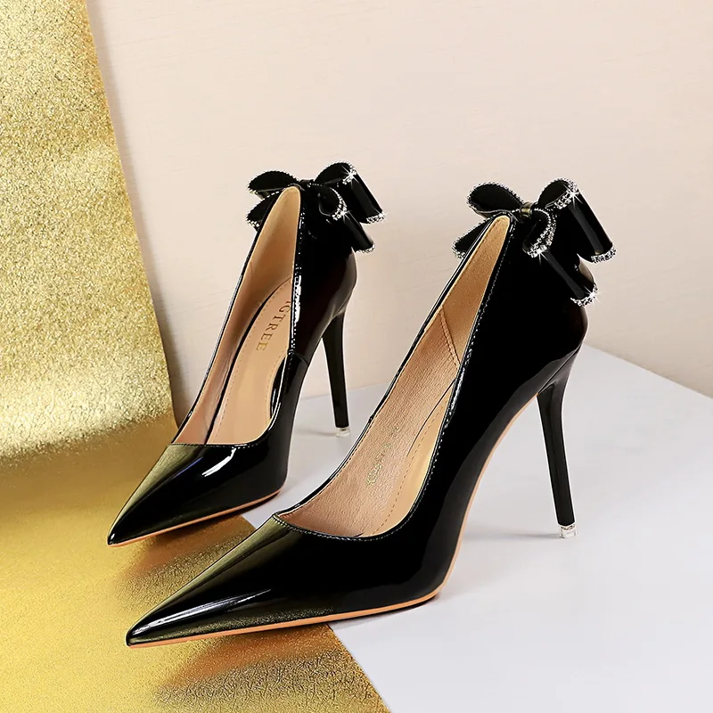 Женские туфли из лакированной кожи на высоком каблуке туфли-лодочки с острым