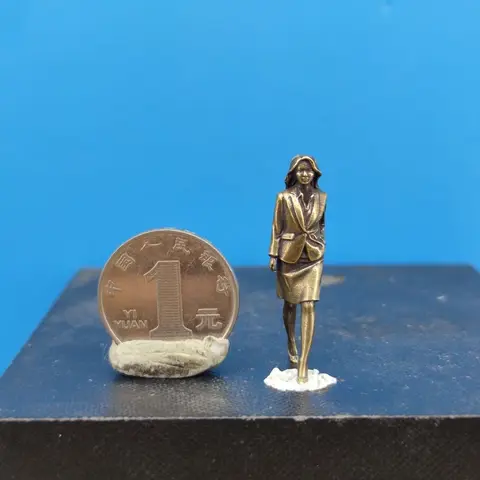 Миниатюра латунного костюма 1:43