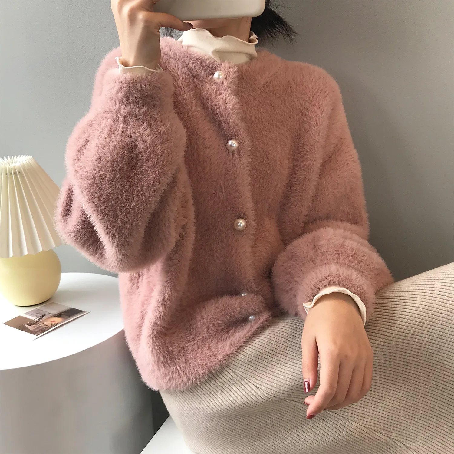

Зимний женский трикотажный кардиган с длинным рукавом 2022, пальто, женские корейские свитера из мягкой искусственной норки с жемчужной пряж...