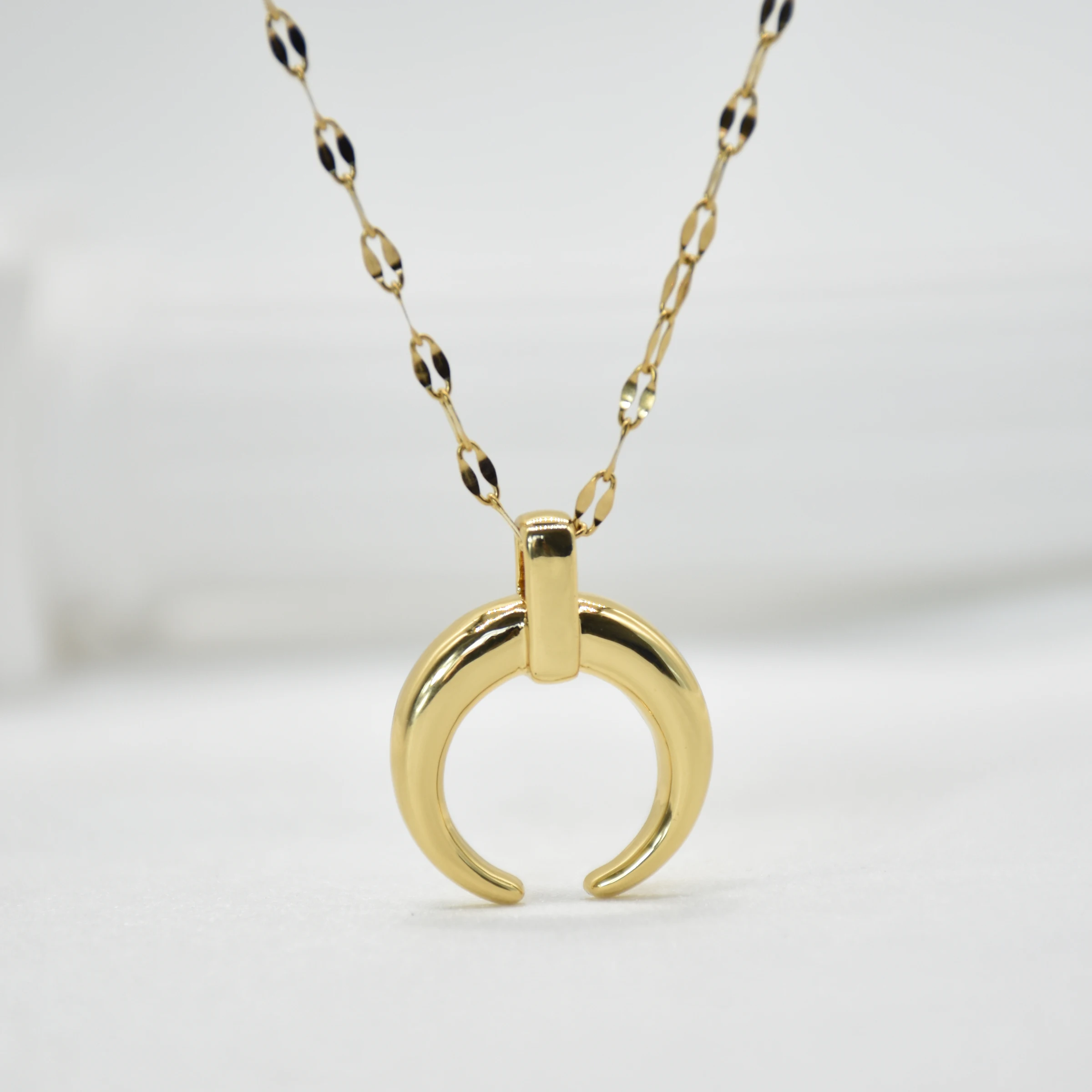 Женская подвеска в виде Луны с золотым покрытием