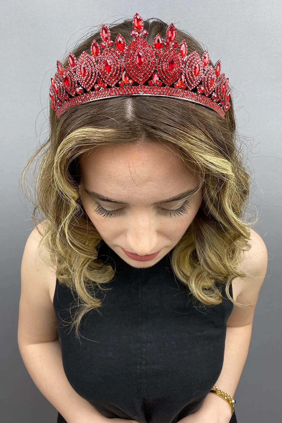 

Red Hera Model Bride Henna Crown