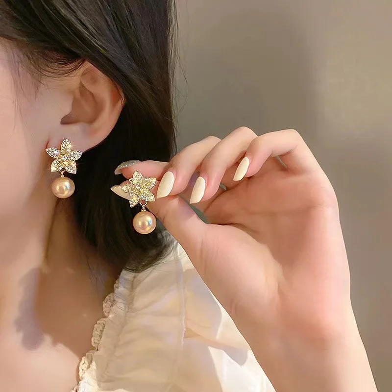

2022 New Cute Flower Pearl Studs Hoop Earrings for Women Gold Color Eardrop Minimalist Tiny Huggies Hoops Wedding Fashion Jewelr
