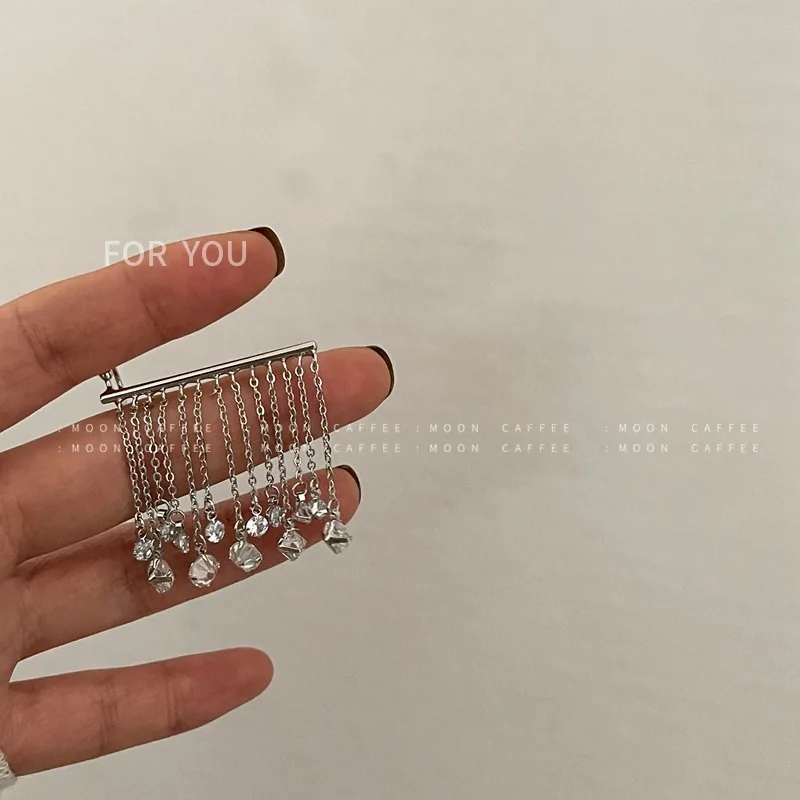 

Женские серьги-цепочки серебряного цвета, с кисточками