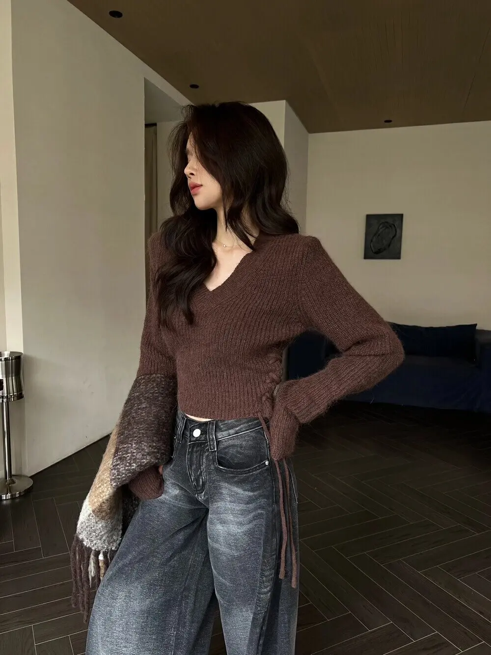 Бархатный пуловер Maillard цвета хаки с v-образным вырезом и енотом женский