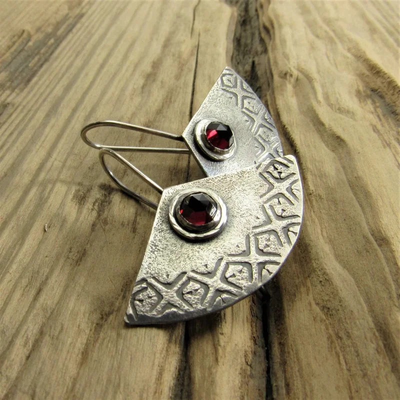 

Vintage Metal Artisan Scalloped Drop Earrings Women's INS Style Geometric Red Zirconia Earrings Retro Personality Jewelry