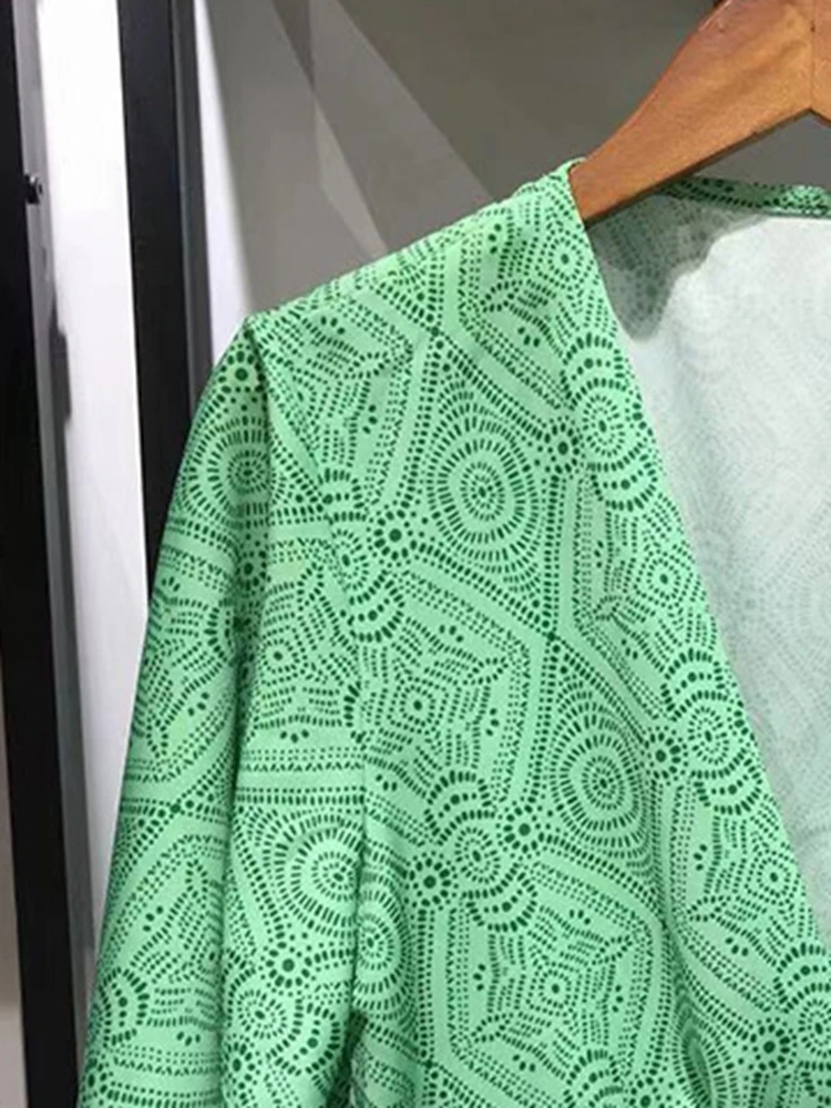 

2022 Spring and Summer New Green Printed V-neck Tie Waist Women Top