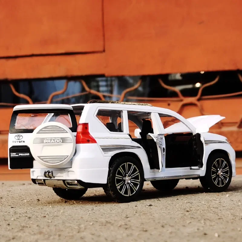 Модель автомобиля из сплава Toyota Prado 1:24 возвратная сила акустическая игрушка