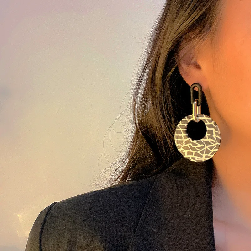 

2022 new trendy geometric circle hoop earrings female exaggerated personality earrings high-end atmosphere net red earrings