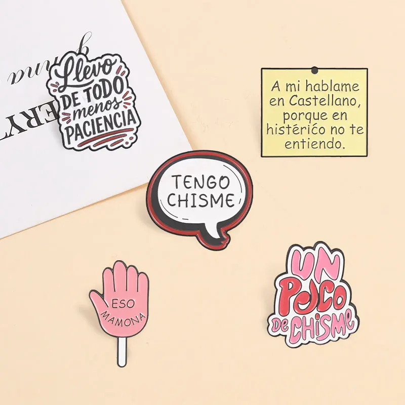 Значок-пин «Un Poco De Chisme Tengo Chisme» на испанском языке, розовый, милый мультяшный значок для испаноговорящих и забавный аксессуар для одежды (art.: 3920dbd9db778) - 3920dbd9db778