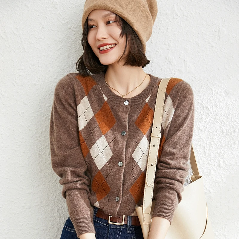 

Модный новый кардиган 2023 из чистого кашемира с круглым вырезом, Женское пальто, свободный контрастный свитер в клетку со стразами, вязаный шерстяной топ, новинка 100%