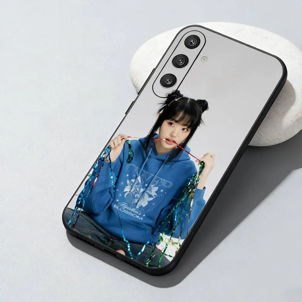Чехол для телефона E-H-Hina Jang Na-young QWER Band Art для Samsung Galaxy A73, A72, A71, A70, A52, A51 и других моделей, мягкий черный чехол. (art.: 3920dd285fe03) - 3920dd285fe03