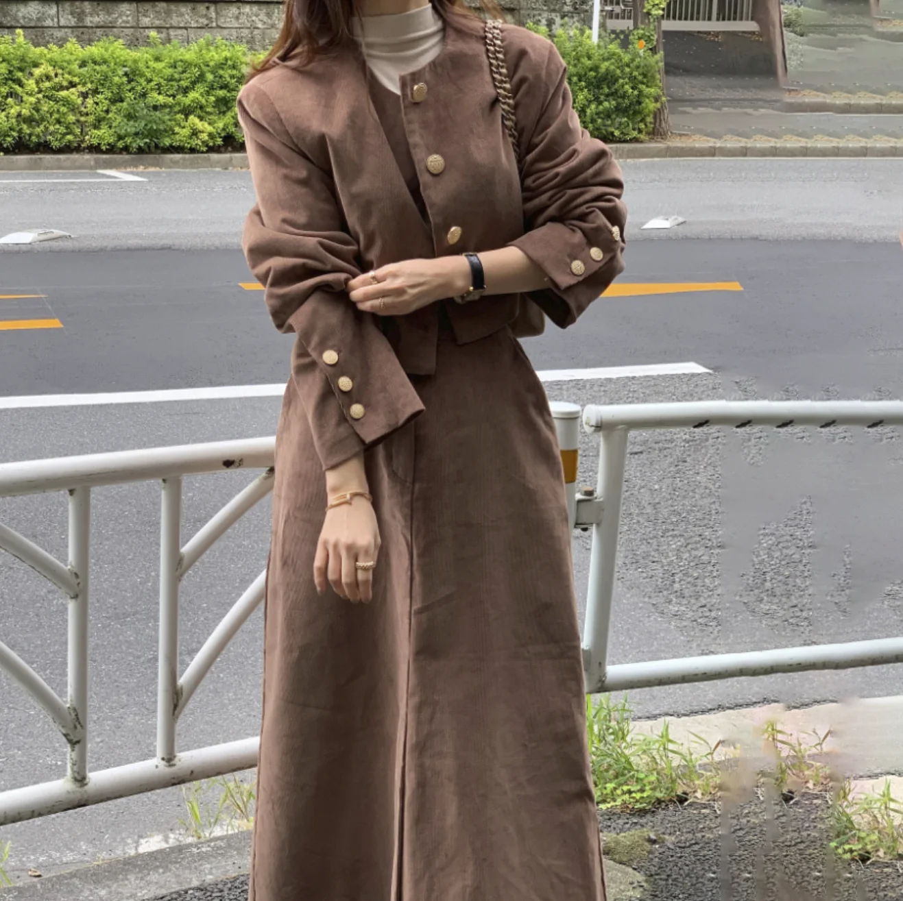 Короткая вельветовая куртка с лацканами в винтажном дизайне украшенная металлом