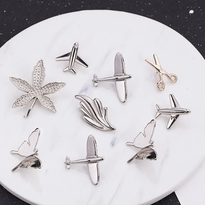 

Fashion Plane Leaves Small Brooch Pin Unisex Alloy Maple Leaf Chest Lapel Pins Shirt Collar Jewelry Accessories Backpack Badge