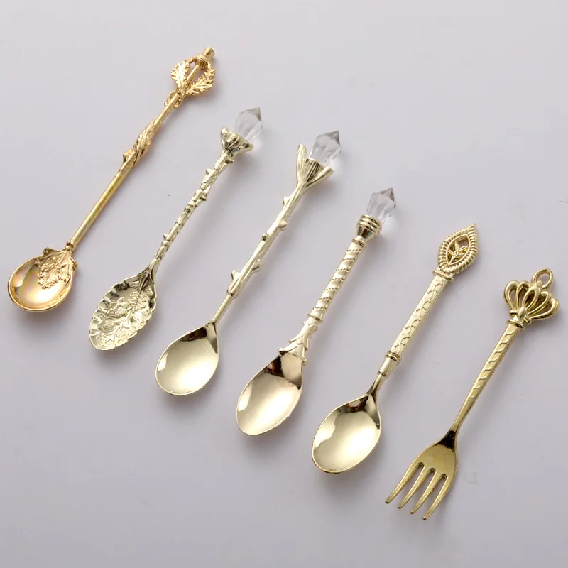 

6pcs Vintage Spoons Fork Mini Royal Style Metal Gold Carved Coffee Snacks Fruit Prikkers Dessert Fork Kitchen Tool Teaspoon 1set
